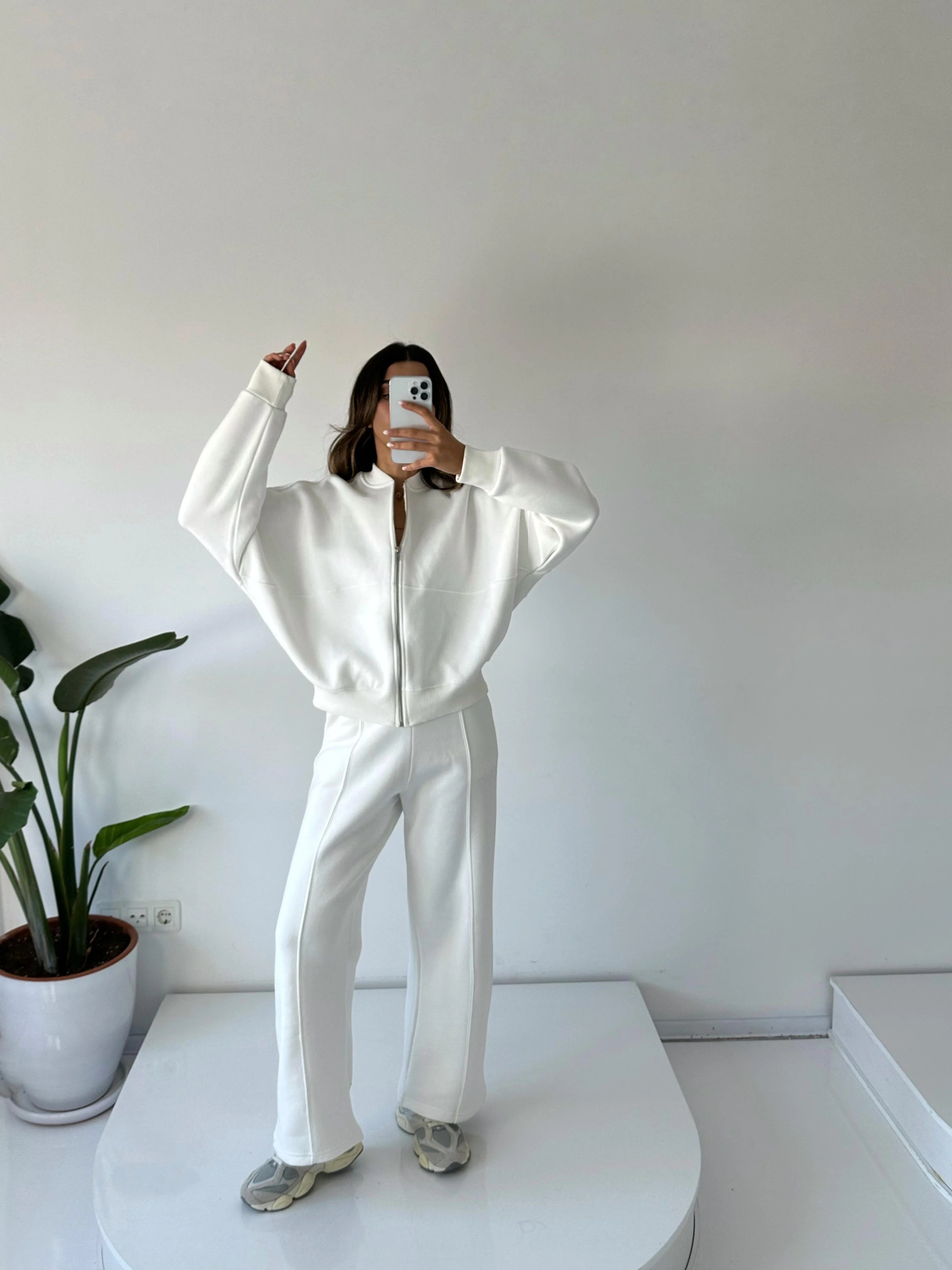 Kadın Oversize 3 İplik Şardonlu Eşofman Takımı – Fermuarlı Sweat & Geniş Paça Alt – Beyaz